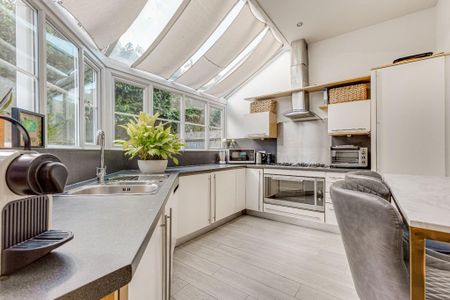 2 bedroom mews to rent - Photo 5