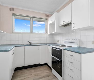 Bright One-Bedroom Apartment with City & Water Views - Photo 3