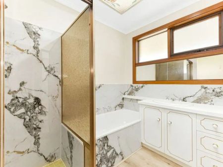 “Charming Family Home with Modern Upgrades and Expansive Gard” - Photo 5