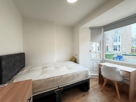 Flat A, 49 Holyhead Road - Photo 3