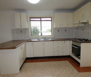 3 BEDROOM FAMILY HOME - Photo 1