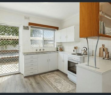 Low-maintenance, perfectly positioned - Photo 4