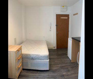 Studio Flat, High Road, IG1 - Photo 2