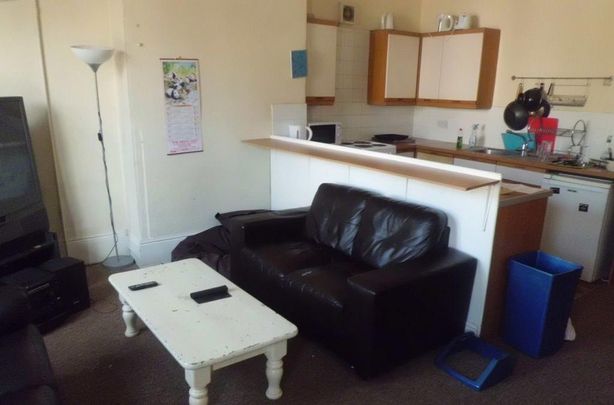 4 bedroom flat to rent - Photo 1