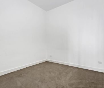 Stylish Two Bedroom - Photo 3