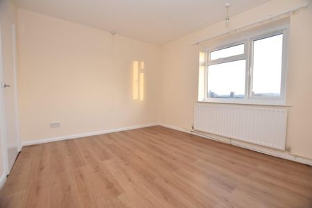Kingsley Avenue, Grangewood, Chesterfield, S40 2SZ - Photo 2