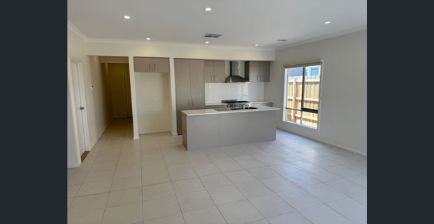 $570 PW. - AVAIL NOW - Photo 1