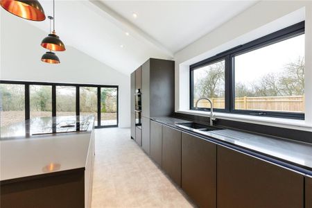 4 bedroom detached house to rent - Photo 2