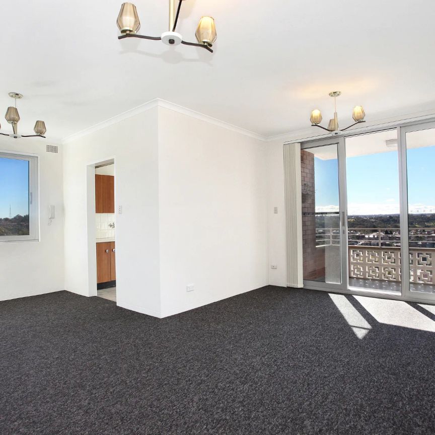 Light & Bright Apartment in Convenient Location - Photo 1