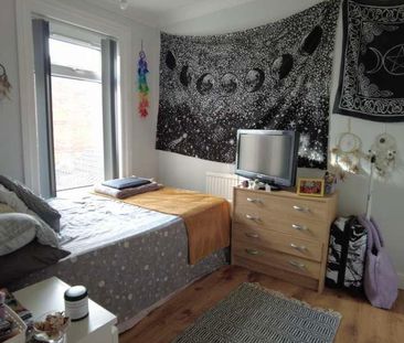 Spacious Bed Terraced House // Jul, LN5 - Photo 5