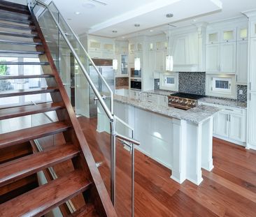 LUXURY CUSTOM BUILT HOUSE In Dundarave - Photo 1