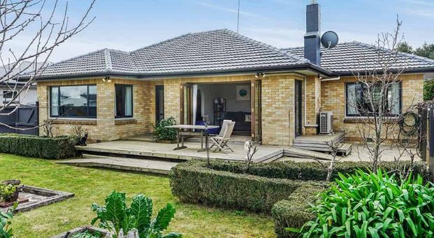 3 bedroom beauty in East Street Hamilton - Photo 1