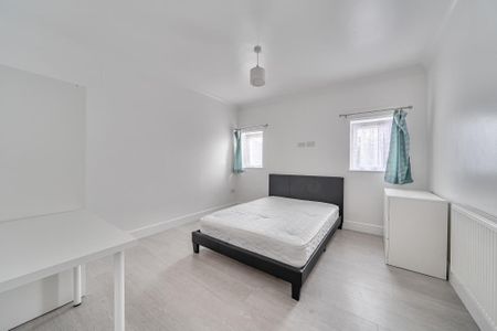 5 bedroom semi-detached house to rent - Photo 4