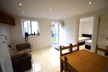 Two bedroom Annex property ideal for student couples- £1800 inclusive - Photo 2
