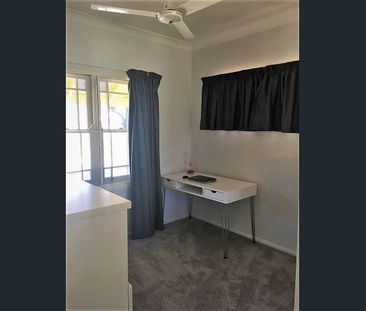 IMMACULATE AND CHARMING COTTAGE - Photo 4