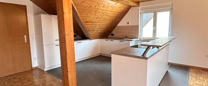 Zentrale 2-Zimmer-Dachgeschosswohnung mit neuer Einbauküche - Foto 1
