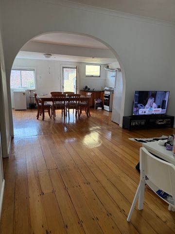 Beaconsfield - Photo 2