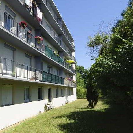 Appartement de type 5, au premier étage, dans résidence calme avec ascenseur,comprenant: un salon, un séjour, une cuisine, 3 chambres fermées, nombreux rangements, balcon. - Photo 1