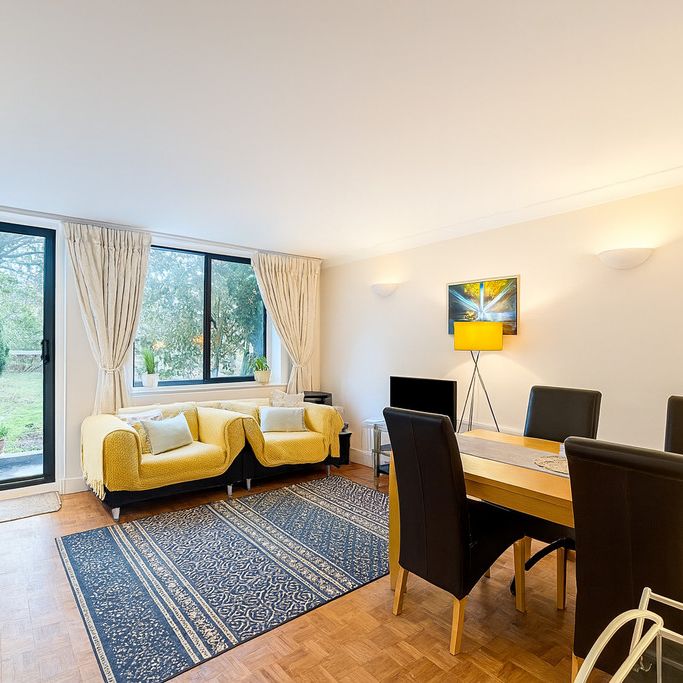 2 Bedroom Manor House, Leopold Road, Wimbledon - Photo 1