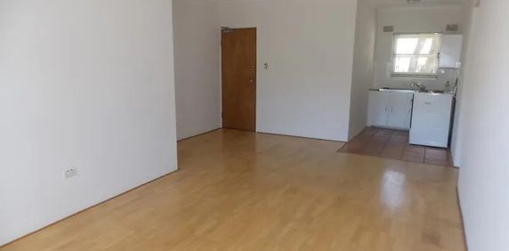 Light-Filled Apartment in a Prime Randwick Location - Photo 2