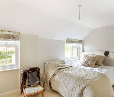 A charming three bedroom cottage in the heart of Itchen Abbas. - Photo 2