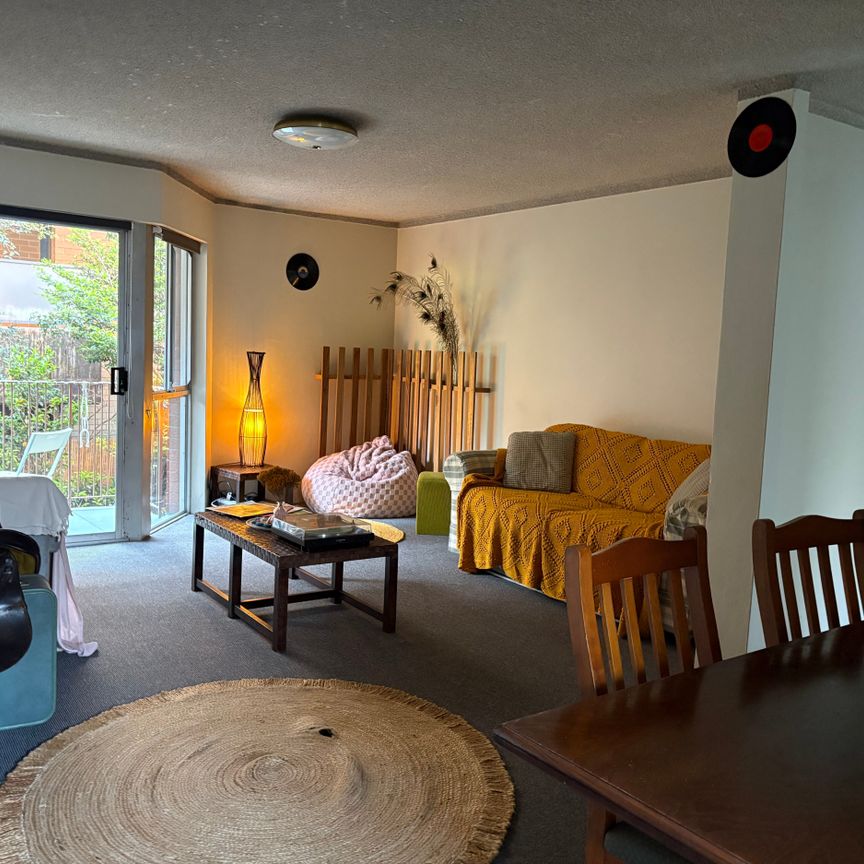 Kensington - Photo 1