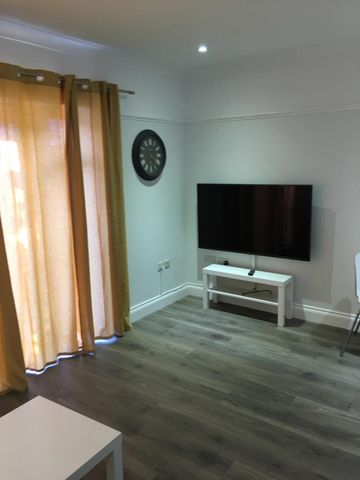 6 Bed Semi-Detached House, Ripstone Gardens, SO17 - Photo 4