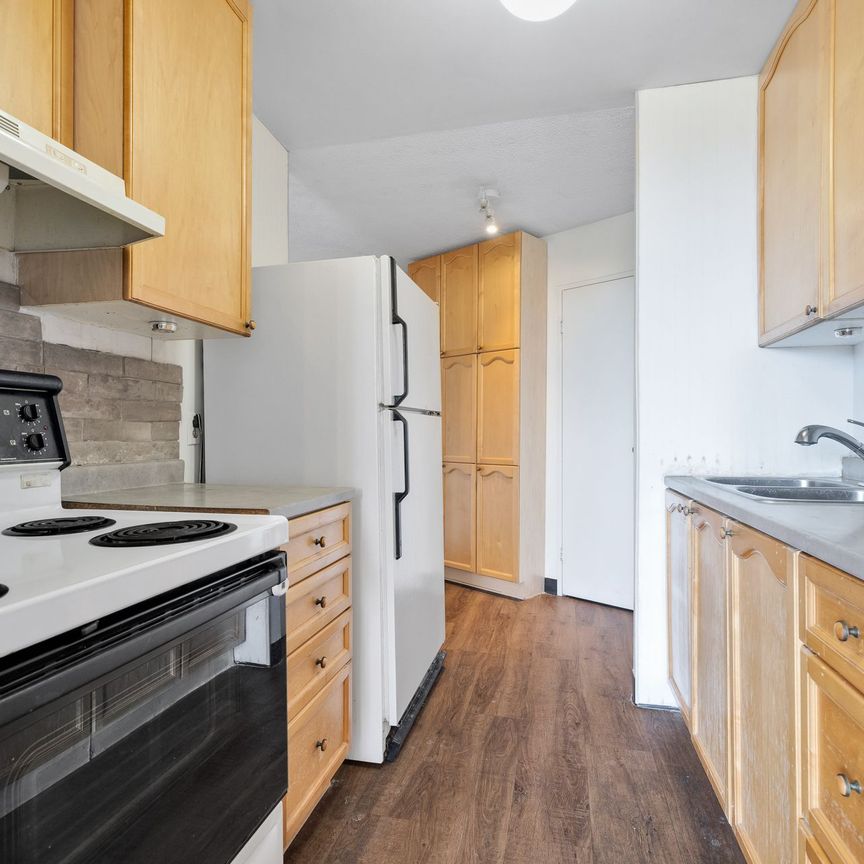 For Lease - 2000 Jasmine Crescent Unit# 412, Beacon Hill North - South and Area, Ontario - Photo 1