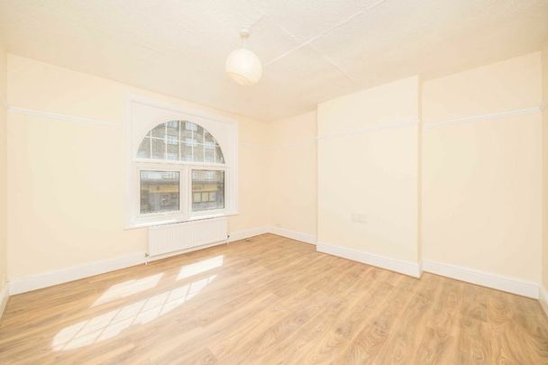 Streatham High Road, SW16, London - Photo 1