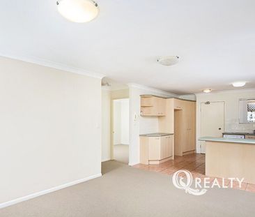 🏡 Low Maintenance - Spacious Contemporary Unit - Photo 1