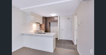 Modern & Conveniently Located - Photo 3