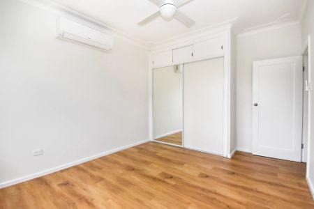 Charming Perry Oval Home - Photo 3