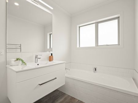 A modern home with a harbour view! - Photo 3