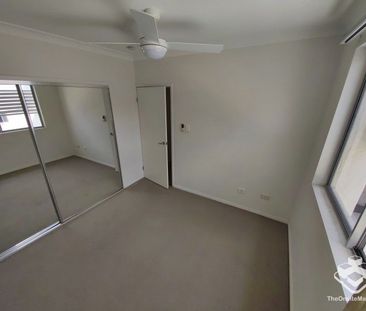 TOP FLOOR UNIT IN THE HEART OF ASHGROVE - PEACEFUL, GREEN, PRIVATE - Photo 6