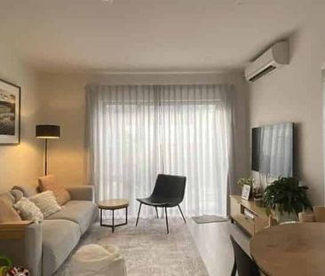 Stylish 3-Bedroom 2.5 bathroom plus a study in Prime Westgate Location - Photo 3