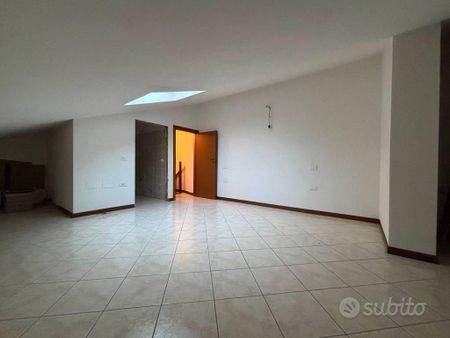 Appartamento di 110 m² con 4 locali e box auto a F - Photo 4