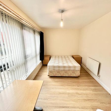 1 bedroom in a house share to rent - Photo 4