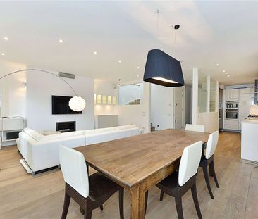 A stunning three bedroom duplex apartment situated on the upper two floors of a period residence in the heart of Hampstead village. - Photo 1