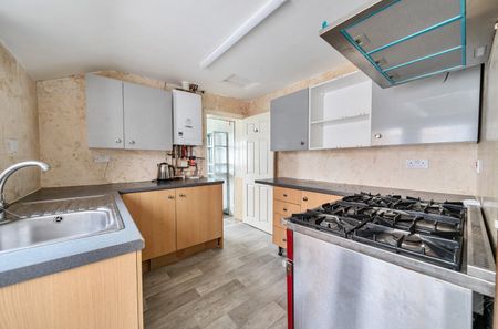 3 bedroom semi-detached maisonette to rent - Photo 3