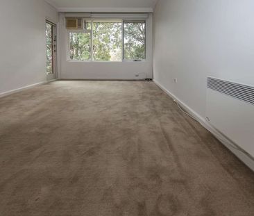 Spacious and private 1 bedroom apartment in Malvern East - Photo 1