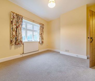 5 bedroom farmhouse in rural setting with off road parking, and law... - Photo 5