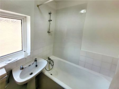 Harvest Road, Englefield Green, Egham, Surrey, TW20 0QS - Photo 4