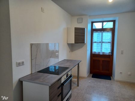 A 2 pas des commerces et à proximité de la gare de Bréval. Appartement de 2 pièces en duplex. - Photo 2