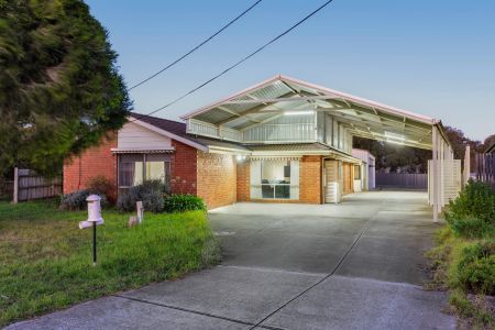 SPACIOUS 5-BEDROOM FAMILY HOME IN PRIME LOCATION - Photo 4