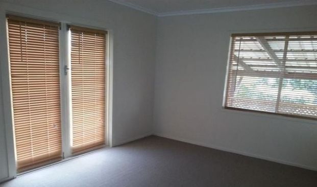 3-Bedroom Home with Spacious Backyard – 26 Askew St - Photo 1