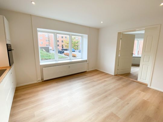 Totalrenoveret lejlighed med flot finish og klassisk planløsning - Photo 1