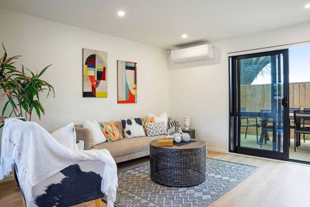 BEAUTIFUL 3 BEDROOM, 2+1/2 BATH TOWNHOUSE - Photo 3