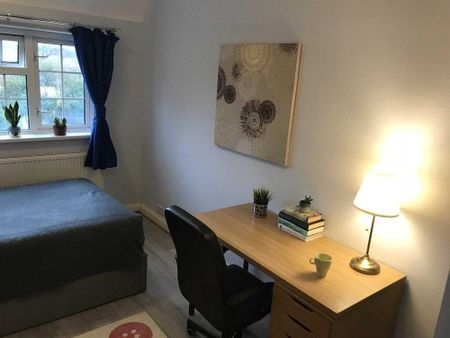 4 bedroom semi-detached house to rent - Photo 4