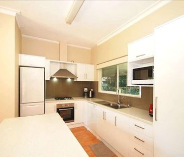 Beautiful 5 Bedroom Home - Photo 4