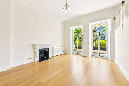 Newly redecorated generously proportioned three bedroom apartment with two balconies. - Photo 2